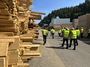 Besuch beim Sgewerk Streit, wo das Nadelholz aus den umliegenden Wldern zu jhrlich rund 200.000 m Schnittholz verarbeitet wird.