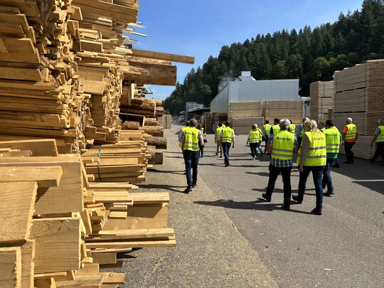 Besuch beim Sgewerk Streit, wo das Nadelholz aus den umliegenden Wldern zu jhrlich rund 200.000 m Schnittholz verarbeitet wird.