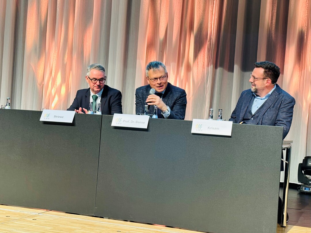 Der 7. LBV-Unternehmertag 2023. Mit den Podiumsteilnehmern v.l. Ludwig Striewe, Geschftsfhrer BAT Agrar, Prof. Dr. Martin Banse, Leiter Thnen-Institut fr Marktanalysen und Moderator und BWagrar-Chefredakteur Guido Krisam.