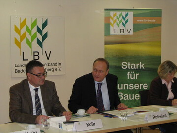 Prsident Joachim Rukwied erlutert die Unternehmensergebnisse des Wirtschaftsjahres 2009/10 bei der LBV-Jahrespressekonferenz am 30. November 2010 in Stuttgart; dabei LBV-Hauptgeschftsfhrer Peter Kolb (links) und Betriebswirtschafts-Referentin Anette Herbster.