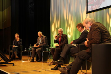 Teils kontrre Diskussion: Die Experten auf dem Podium in Forum 3 des LBV-Unternehmertages 2016 (von links): Stefanie Ppken, PROVIEH; Prof. Dr. Harald Grethe, Universitt Hohenheim; Moderator Dr. Michael Lohse; Ralf-Thomas Reichrath, ALDI SD; Udo Pollmer, Buchautor und Lebensmittelchemiker.