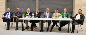 In einer angeregten Podiumsdiskussion stellten sich die Referenten des Dritten Hohenheimer Landwirtschaftsdialogs den Fragen aus dem Publikum. Von links: Ministerialdirigent Joachim Hauck, Ministerium fr Lndlichen Raum und Verbraucherschutz (MLR) Baden-Wrttemberg; Hans-Heinrich Berghorn, Pressesprecher Westflisch-Lippischer Landwirtschaftsverband (WLV), Dr. Heinz Schweer, Direktor Landwirtschaft bei Vion; Prof. Dr. Jens Vogelgesang, Institut fr Kommunikationswissenschaft, Uni Hohenheim; Dr. Ludger Schulze Pals, Chefredakteur top agrar; Henriette Keuffel und Julia Nissen, Forum Moderne Landwirtschaft; Rainer Winter, Deutsche Landwirtschafts-Gesellschaft (DLG).