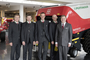 Klaus Pöttinger (r.) übergibt die Geschäftsführung an das neue Team, v. l.: Heinz Pöttinger, Markus Baldinger, Jörg Lechner und Gregor Dietachmayr.