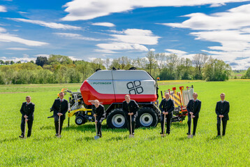 Die Gesellschafter legen mit der Geschftsfhrung den Grundstein fr das neue Montagewerk. V.l.: Dr. Markus Baldinger, Jrg Lechner, Klaus und Heinz Pttinger, Gregor Dietachmayr, Herbert Wagner, Wolfgang Moser