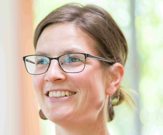  Anja Hradetzky ist Trainerin fr wesensgeme Tierhaltung und Demeter-Buerin. Bereits seit 2012 gibt Anja Seminare in Low Stress Stockmanship (LSS).  