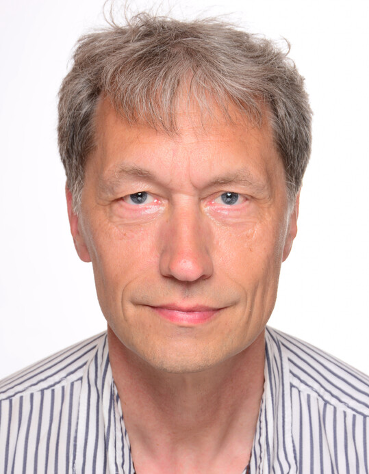 Dr. Andreas Striezel ist Tierarzt und Wiederk�uer-Berater beim Anbauverband Bioland. Als Lehrbeauftragter f�r Tierwissenschaften in der �kologischen Landwirtschaft ist er an der Hochschule Weihenstephan-Triesdorf t�tig. Vor rund f�nf Jahren absolvierte Striezel die Ausbildung zum Obsalim-Trainer. Die Methode wendet er auf �kologisch und konventionell wirtschaftenden Betrieben an.