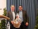 Freut sich über den Präsentkorb mit regionalen Spezialitäten: Minister Franz Untersteller (links); rechts Vorsitzender Eberhard Zucker