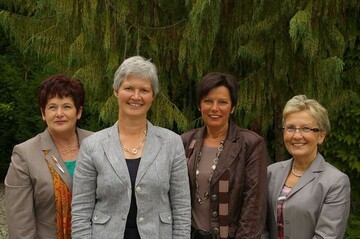 Prsidentin Hannelore Wrz (2. v. l.) und die Vizeprsiden-tinnen (v. l.) Ursula Moser, Birgit Jrriens und Anne Marie Schuster