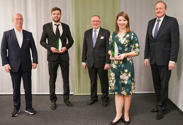  Ehrung im kleinen Kreis (v.l.): Dr. Horst Reinhardt, Sprecher des Vorstands der Rentenbank; Preistrger 2020 Phillip Duelli; Ehrenprsident Gerd Sonnleitner; die Preistrgerin 2021, Mara Walz und der amtierende Prsident des Deutschen Bauernverbands (DBV), Joachim Rukwied. Der Gerd-Sonnleitner-Preis ist Anerkennung und Dank fr die Leistungen von Philipp Duelli und Mara Walz. Gleichzeitig soll der Preis die vielen jungen Ehrenamtlichen ermutigen, sich weiter fr die Vermittlung unterschiedlicher Perspektiven im lndlichen Raum zu engagieren.