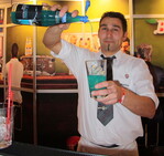 Coole Cocktails: Gute Mixdrinks erfordern viele Zutaten und spezielle Kenntnisse rund ums Mixen und Shaken.