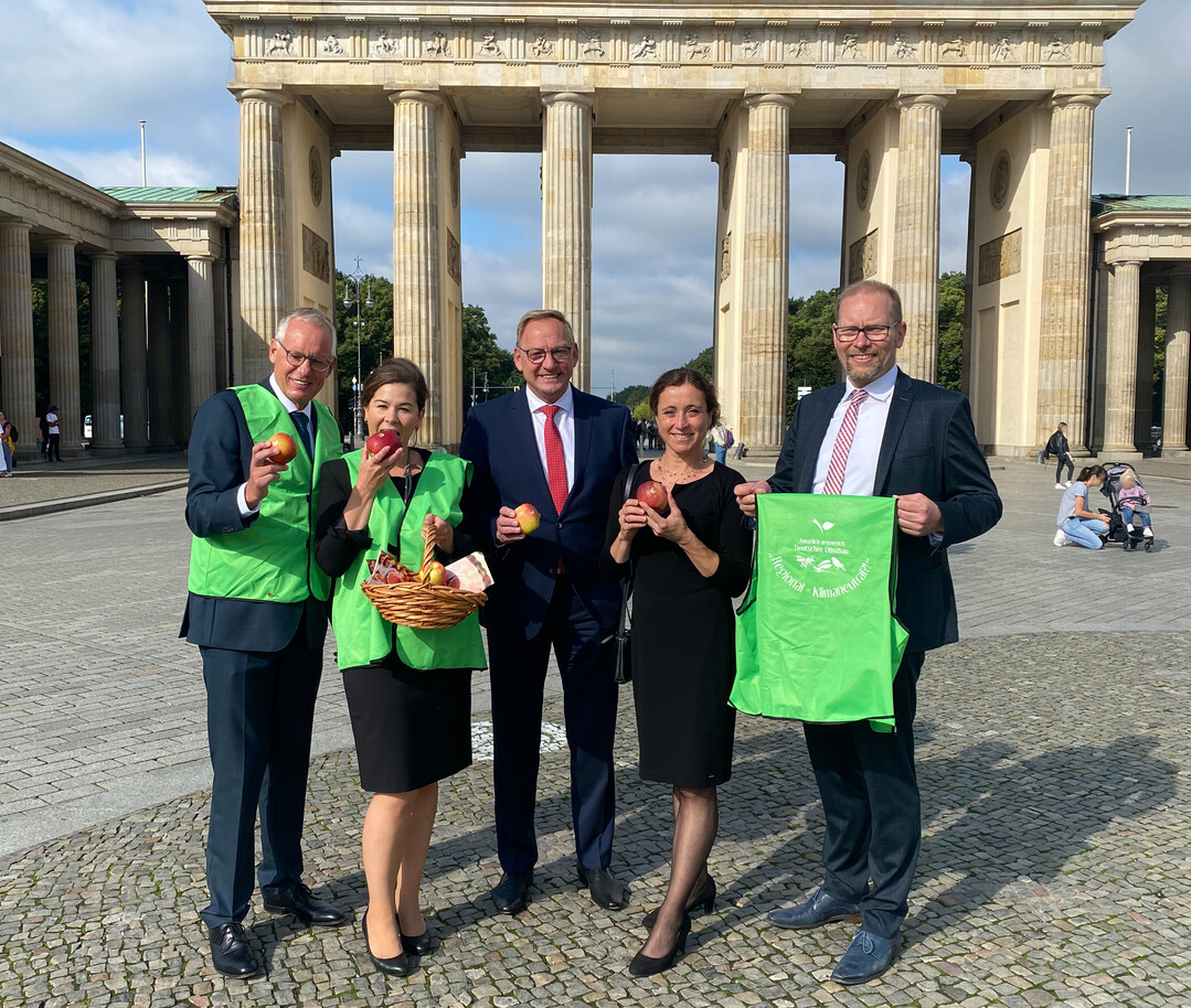 Unterstützen die bundesweite Apfel-Verteilaktion heimischer Obstbauern: (v. l.) Dr. Henning Ehlers (Hauptgeschäftsführer DRV), Ilonka Form (BVEO), Franz-Josef Holzenkamp (Präsident DRV), Suse-Katrin Jamrath (BVEO/DRV) und Dr. Christian Weseloh (Geschäftsführer BVEO).