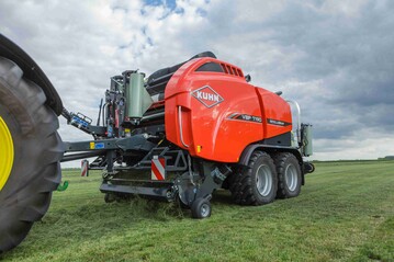 Die Ballenpressen-Baureihe VBP 7100 von Kuhn kann bis zu 1,85 m groe Ballen pressen und wickeln.