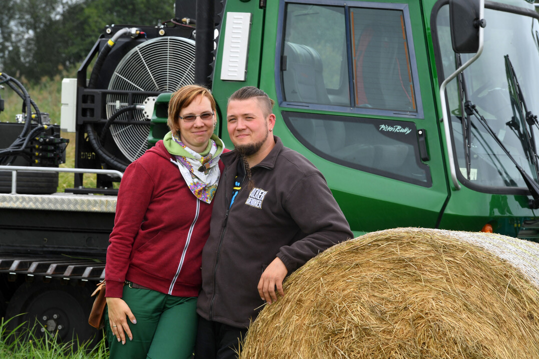 Sebastian und Juliane Petri bewirtschaften 86 Hektar Moorwiesen im Rhinluch, einer Niedermoorlandschaft in Brandenburg.