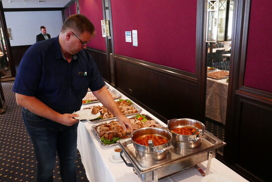 Currywurst, Frikadelle, Bockwrstchen und Co. vom Bruderhahn. Im Rahmen der Veranstaltung konnten die Mitglieder verschiedene Produkte der Initiative Mein Bruderhahn - Wir machen mit probieren.
