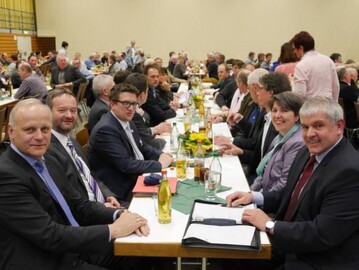 Beim Kreisbauerntag in Gingen/Fils (von links): Hauptredner Johannes Rring, Prsident des Westflisch-Lippischen Landwirtschaftsverbandes (WLV), Geschftsfhrer Johannes Strau sowie Gppingens Kreisvorsitzender Hermann Frber mit Gattin (rechts).