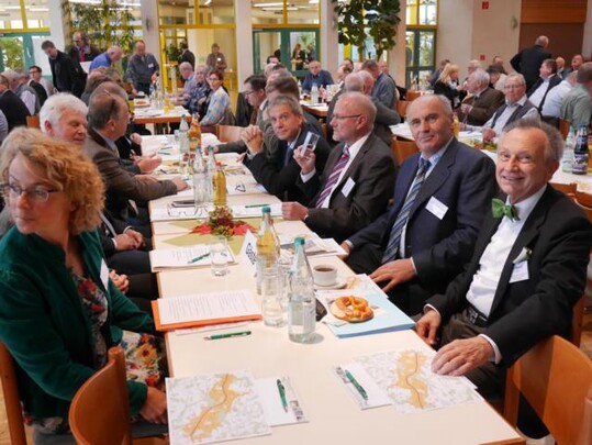 Viel Prominenz beim VTG: ALb-Donau-Kreisrtin Jutta Uhl (links), Prsident des Landesamts fr Geoinformation und Landentwicklung Luz Berendt (rechts) und Kreisvorsitzender und CDU-MdB Waldemar Westermayer (2. von rechts). 