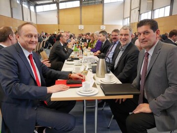 berzeugende Rede beim Bauerntag Heilbronn-Ludwigsburg: Prsident Joachim Rukwied (links); von rechts: Kreisvorsitzender Eberhard Zucker, Landrat Detlef Piepenburg, stv. Kreisvorsitzender Helmut Eberle in der Tiefenbachhalle in Ilsfeld-Auenstein (Landkreis Heilbronn).