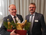 Regionale Spezialitäten als Dank - DBV-Vizepräsident Karsten Schmal und Vize-Vorsitzender des Bauernverbandes Heilbronn-Ludwigsburg, Helmut Eberle (rechts)