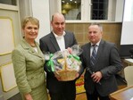 Ein Präsent mit regionalen Spezialitäten für Staatssekretärin Friedlinde Gurr-Hirsch nach Rede und Diskussion bei der Delegiertenversammlung in Unterschüpf; in der Mitte Geschäftsführer Martin Geißendörfer vom Bauernverband Main-Tauber-Kreis, rechts Vorsitzender Alois Fahrmeier.