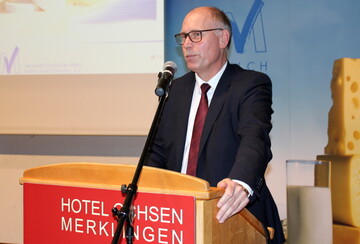 Der neue Ministerialdirektor im MLR, Dr. Konrad Rhl, war Gastredener auf der Mitgliederversammlung des Milchwirtschaftlichen Vereins und des Milchprfrings Baden-Wrttemberg. Er sicherte der Branche seine Untersttzung zu und freut sich auf die Zusammenarbeit: Ich glaube zu wissen, wo bei Ihnen der Schuh drckt. 