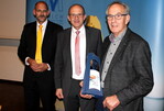 Danksagung: Mit einem Wein-Präsent wurde Anton Köberle von den Milchwerke Schwaben als langjähriges Vorstandsmitglied der beiden Vereine vom Vorstandsvorsitzenden Manfred Olbrich (Mitte) und Geschäftsführer Dr. Markus Albrecht (links) verabschiedet.