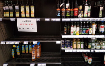 Eingeschrnkter Einkauf: Die ausgednnten Regale bei Speiselen gehen wohl zu einem groen Teil auf Hamsterkufe zurck. Noch ist die Versorgung sichergestellt.