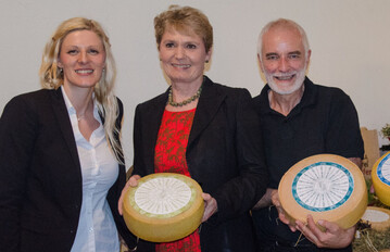 Dorfkserei-Vorstand Nadine Bhler, Staatssekretrin Friedlinde Gurr Hirsch und Vertriebsleiter Michael Rebmann (von links). Die Staatssekretrin erwies sich bei der Verkostung als echte Feinschmeckerin: Die Sorte Via Aurelia, das edelste Erzeugnis der Dorfkserei Geifertshofen, hat es ihr besonders angetan.