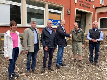  v. l.: Gaby Breuckmann von LandsAid; der Prsident des Rheinischen Landwirtschafts-Verbands, Bernhard Conzen; der Prsident des Bauern- und Winzerverbandes Rheinland-Nassau, Michael Horper;der Prsident des Deutschen Bauernverbandes, Joachim Rukwied; Betriebsleiter Matthias Schatz vom Weingut St. Nepomuk in Rech sowie der geschftsfhrende Vorstand von ADRA, Christian Molke.