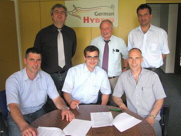 Bei der Unterzeichnung der Vereinbarungen zur Zusammenarbeit in Stuttgart: (v.l.) Volker Baumann (stellvertretender Vorsitzender SZV/ZEG), Jrg Sauter (Geschftsfhrer SZV), Matthias Jacobs (Geschftsfhrer der RVV), Dr. Christian Hodapp (Geschftsfhrer ZEG), Heinz-Rudolf Hilgers (Vorsitzender REG), Stephan Kisters (Geschftsfhrer REG).