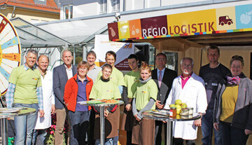 Startschuss der Regio-Logistik in Weingarten mit OB Markus Ewald (4.v.r) und Lebensmittelhndler Rolf Bergmann (3.v.r.). Der von den BBW-Auszubildenden konzipierte Marktstand ist mobil. Betreiber von Lebensmittellden knnen den Stand fr Verkaufsaktionen buchen