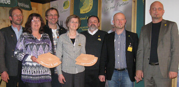 Der Biokreis gratuliert zur regional & fair  Auszeichnung. (von links): Hans Meier (2. Vorstand Biokreis), Heidi und Harald. Wohlfahrt, Gerlinde und Walter Herzog,, Niko Gottschaller (1. Vorstand Biokreis), Sepp Brunnbauer (Biokreis-Geschftsfhrer).
