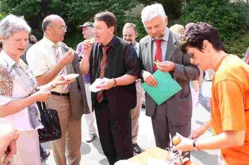 Beim Rundgang durch das Ausstellungsgelnde gab es Apfelkostproben fr Ministerialdirektor Reimer (2. v. r.), den Dezernenten Lndlicher Raum im Hohenlohekreis Wolfgang Eien, den LVEO-Prsidenten Franz Josef Mller und die Prsidentin des Landfrauenverbandes Hannelore Wrz (l.).