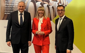 gutes sen  Rentenbank launcht Imagekampagne auf der Grnen Woche (v.l.n.r.): Joachim Rukwied, DBV Prsident und Verwaltungsratsvorsitzender der Rentenbank; Nikola Steinbock, Vorstandssprecherin der Rentenbank und Cem zdemir, Bundesminister fr Ernhrung und Landwirtschaft und stellv. Verwaltungsratsvorsitzender der Rentenbank.