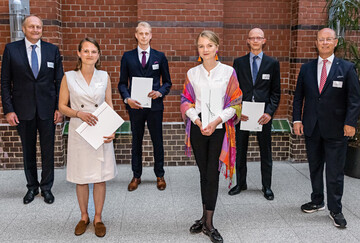  Strahlende Gesichter bei der Urkundenverleihung: (v.l.n.r) Joachim Rukwied, DBV-Prsident; die Stipendiaten Marie Kammer, Tom-Lukas Denker, Hannah Bartling, Daniel Grttling und Dr. Horst Reinhardt, Vorstandssprecher der Rentenbank. 