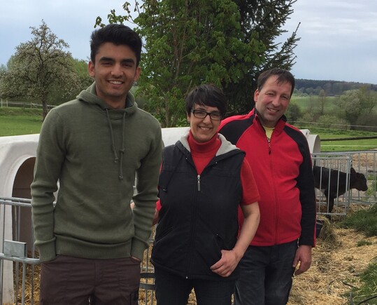 Familie Sonntag aus Eberhardzell-Hetzisweiler freut sich ber die tatkrftige Untersttzung von Faisal Mehmood aus Pakistan.