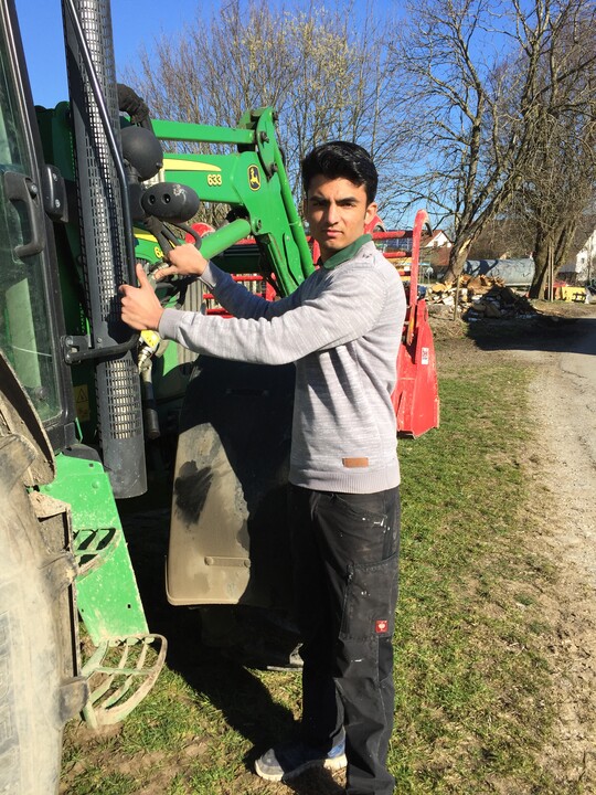 Faisal Mehmood aus Pakistan lebt und arbeitet auf dem Milchviebetrieb der Familie Sonntag aus Eberhardzell-Hetzisweiler. Er berzeugte die Landwirtsfamilie auch durch gute Umgangsformen.