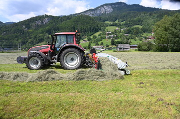 Die Respiro-Bandschwader von Reiter gibt es nun auch fr Traktoren mit Rckfahreinrichtung.
