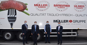 Die Schlachtbranche steht vor groen Herausforderungen: Mitte Oktober, in der Kalenderwoche 42, besuchte Josef Rief, Mitglied des Deutschen Bundestages (CDU) aus dem Wahlkreis Biberach und selbst Schweinehalter, den Schlachtbetrieb in Ulm, um sich aus erster Hand ber die Lage in der sddeutschen Fleischwirtschaft zu informieren. Das Bild zeigt (v.l.) Stefan Mller, Geschftsfhrer Mller Fleisch; Josef Rief (MdB); Stephan Lange, Geschftsfhrer Sddeutsches Schweinefleischzentrum und Rolf Michelberger, Geschftsfhrer Ulmer Fleisch. 