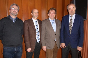 Die Milchpreiskrise bewltigen, die Khe gesund und leistungsfhig halten. Darum ging es den Referenten auf der Aulendorfer Wintertagung (v.l.n.r.): Wolfgang Sekul, Klauenexperte am LAZBW, Uwe Eilers, Haltungsfachmann am Landwirtschaftlichen Zentrum, LAZBW-Direktor Franz Schweizer und Hauptredner Eckhard Heuser, Hauptgeschftsfhrer des Milchindustrieverbandes (MIV) in Berlin.