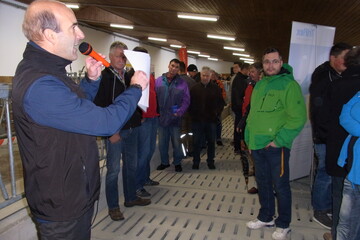 Uwe Eilers, Referatsleiter fr Rinderhaltungssysteme und Stallbau am Landwirtschaftlichen Zentrum in Aulendorf, erlutert den zahlreichen Besuchern die Ausstattung des neuen Demonstrationsstalles fr die Aufzucht von Jungrindern.
