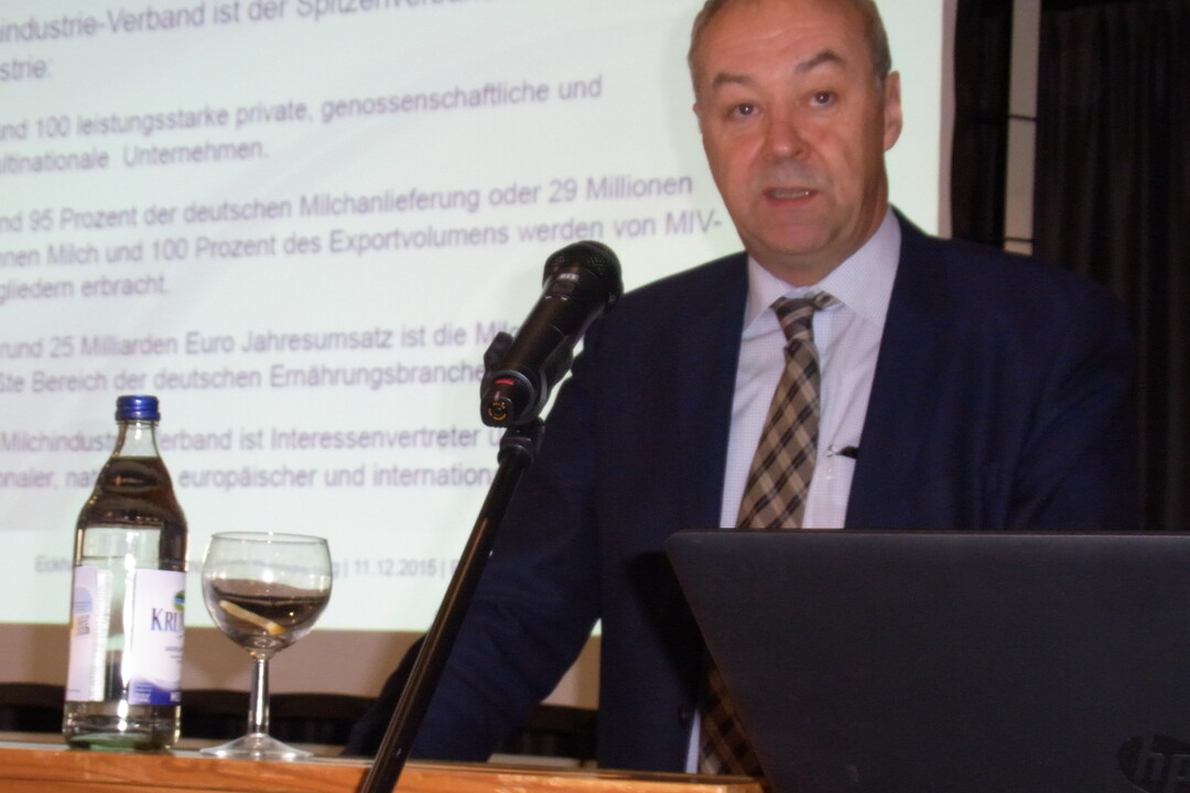 Viel Milch im Angebot, und zurckgehende Exportmengen nach China sowie ein durch den russischen Importstopp zum Erliegen gekommener Absatzmarkt: Eckhard Heuser rechnet mit einem verhaltenen Start ins neue Jahr. Die Milchpreise drften, so seine Prognose, erst einmal auf dem Niveau bleiben, auf dem sie derzeit sind.