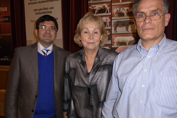 Leistungsstarke und gesunde Tiere fr Ferkelerzeuger und Mster zchten, das wollen die Zuchtleiter des Schweinezuchtverbandes (SZV): (v.l.n.r.) Albrecht Weber, Dr. Beate Schumann und Hans Faber.