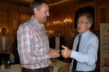 "Das Wetter ist fr uns Landwirte ein zentrales Thema": Thomas Asmussen (li.), Schweinemster aus Gelting (Schleswig-Holstein), im Gesprch mit ZDF-Meterologe Dr. Gunther Tiersch.