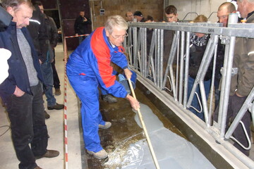 Gebhard Rist, Gebietsverkaufsleiter DeLaval, fhrt das Agrocoating-System am LAZBW vor.