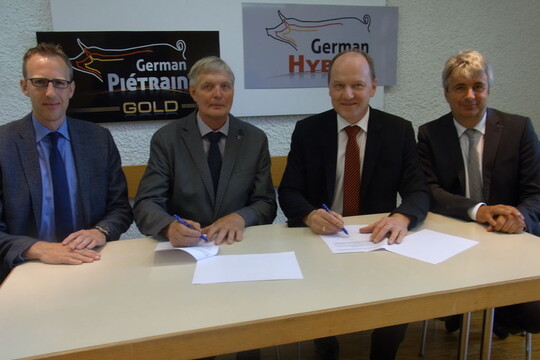 Der Fusionsvertrag ist unterzeichnet. Darber freuen sich (v. l.) der SHZ-Geschftsfhrer Dr. Jan Bielfeldt, der SHZ-Vorsitzende und neue SZV-Vizeprsident Carsten Rohwer, SZV-Prsident Hans-Benno Wichert und SZV-/German Genetic-Geschftsfhrer Jrg Sauter.  