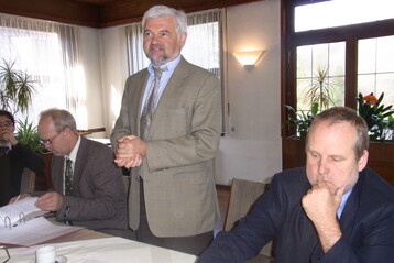 Die neue ELER-Frderperiode beschftigt die Schfer. Rede und Antwort zu den geplanten Frdermitteln stand Ministerialdirektor Wolfgang Reimer vom Stuttgarter Agrarministerium. Links neben ihm der Vorsitzende des Landesschafzuchtverbandes, Alfons Gimber, rechts neben ihm Dr. Hubertus Both, der Vizevorsitzende der organisierten Schfer im Land. 