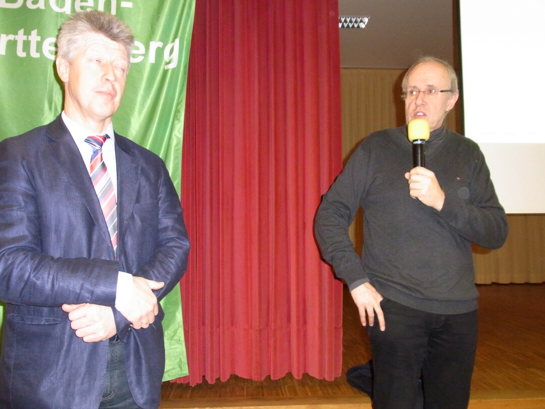 Wie geht es für die Milcherzeuger hierzulande weiter? Darüber diskutierten Frank Schied (l.) vom Fachdienst Landwirtschaft im Alb-Donau-Kreis und Richard Riester (r.) von der LEL Schwäbisch Gmünd mit den Milchviehhaltern, die zu der alljährlichen Fachtagung nach Laichingen gekommen waren.