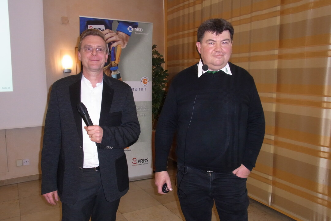 Futterfermentation birgt Chancen. Darin waren sich Thomas Martin (l.), zustndig fr die ffentlichkeitsarbeit bei MSD Tiergesundheit und Reinhard Dennerlein (r.) von der BayWa AG in MIttel- und Oberfranken einig. Als Leiter der BayWa-Innenwirtschaft in Franken berichtete Dennerlein ber die Erfahrungen, die bayerische Landwirte mit einer Fermentationsanlage fr die Ftterung ihrer Schweine machen. 