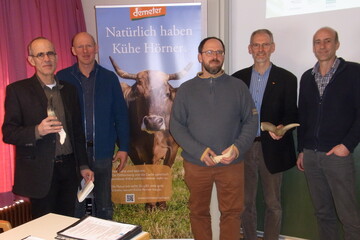 Bildunterschrift: Horntragende Khe erfordern ein ausgefeiltes Management und bentigen mehr Platz, um sich in ihrer Rangordnung artgerecht verhalten zu knnen  so die Erkenntnis der Referenten auf der Praktikertagung in Aulendorf (v.l.n.r.): HansJosef Kremer, Demeter-Beratung, Johann Ellenrieder, Bioland-Landwirt, Peter Bloching, Bioland-Landwirt, Ulrich Mck, Demeter-Beratung und Uwe Eilers, Stallbauexperte am LAZBW in Aulendorf. 