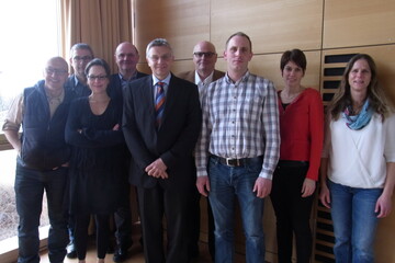 Wie halten wir Ferkel, Sauen und Mastschweine gesund und fit? Darber diskutierten auf der Hohenloher Schweinetagung (v.l.n.r.): Dr. Marcel Kunz, Tierrzte Team Tiefenbach, Dr. Andreas Stadler, Veterinramt Schwbisch Hall. Dr. Iris Breitinger, Firma Hipra, Dr. Stefan Wesselmann, Tierarztpraxis Wesselmann, Prof. Dr. Mathias Ritzmann, Klinik fr Schweine der Uni Mnchen, Dr. Herbert Nagel, vivet Tiermediziner GmbH, Roberto Kurth, Schweinehaltung Triesdorf, Dr. Agnes Richter, Schweinegesundheitsdienst Baden-Wrttemberg und Dr. Anke Zankl, Tierarztpraxis Wesselmann.